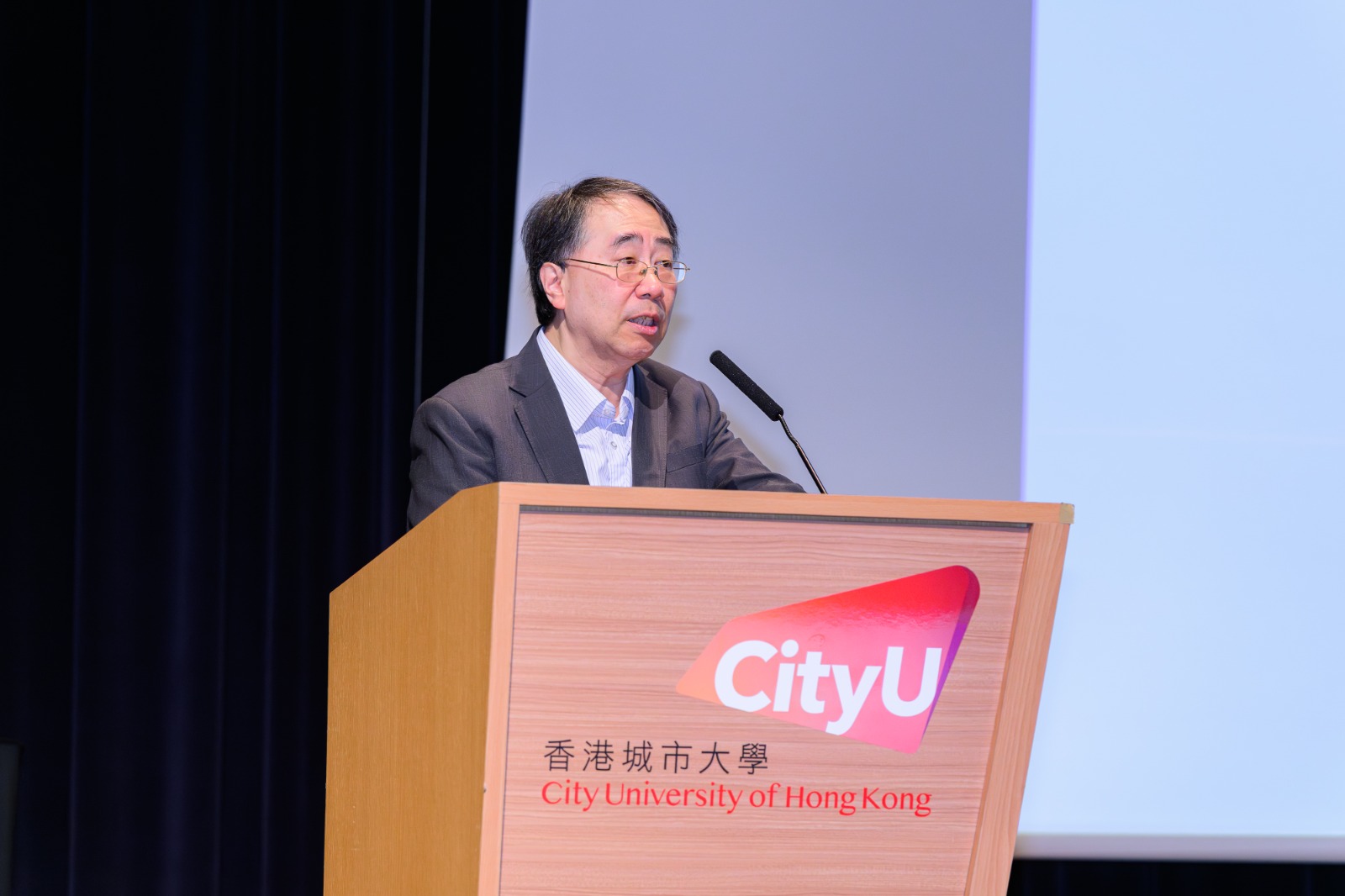 城大首席及常务副校长李振声教授。