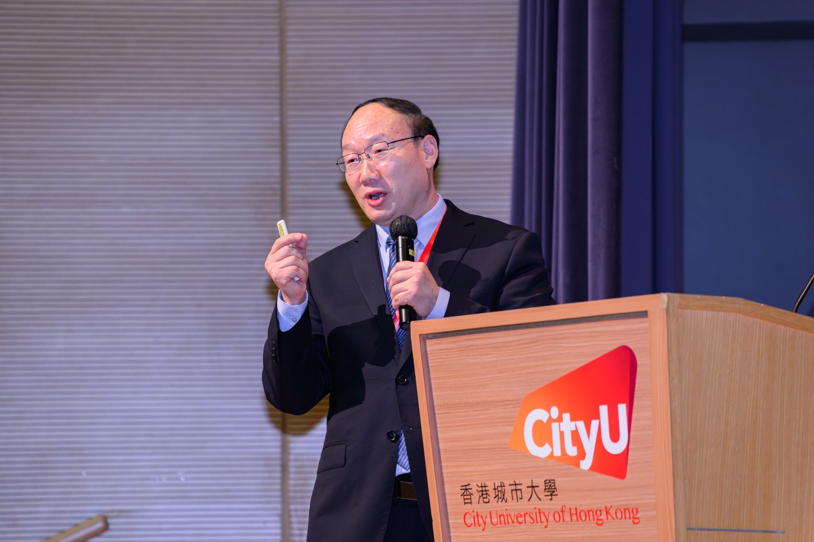河南大学校长张锁江院士。